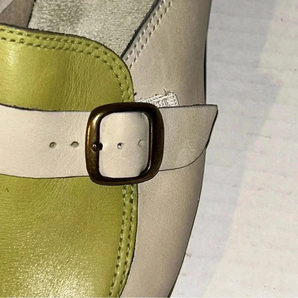 Azaléia Shoes Size 8.5 Slip On Flat Leather Upper Buckle Detaial Green Cream - Picture 10 of 11